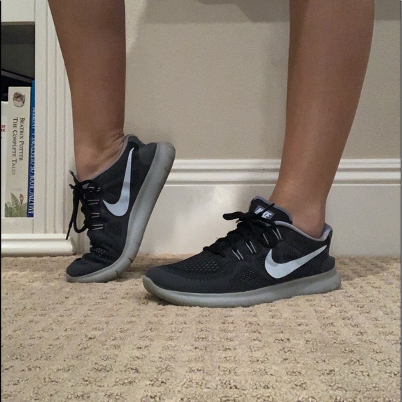 Nike Shoes - Nike Free Runs